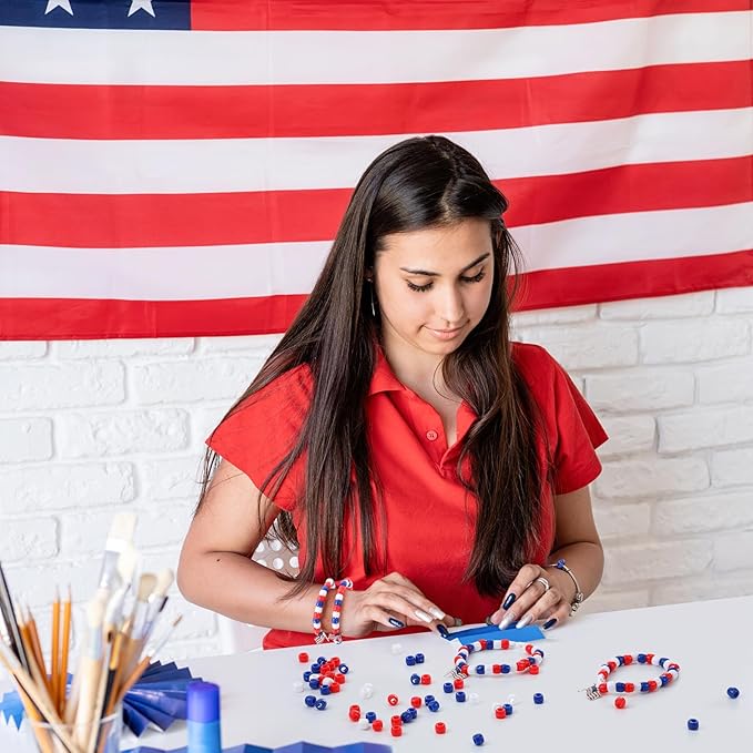 Zeyune 30 Sets Memorial Day Beaded Bracelet Kit, 1029 Pcs Red White Blue DIY Patriotic Bracelet Making Set with USA Letter Beads, Flag Charms, Cards and Bags for Memorial Day Party Favors