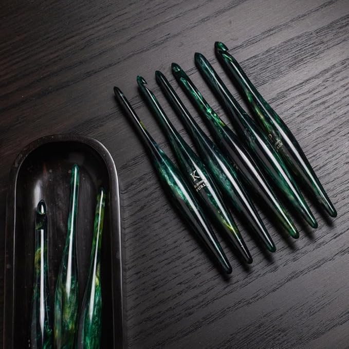 Furls Crochet Hook, Limited Edition Vixen Streamline Resin, Ergonomic Handle Crochet Hooks 7" (Vixen, H - 5.00MM)