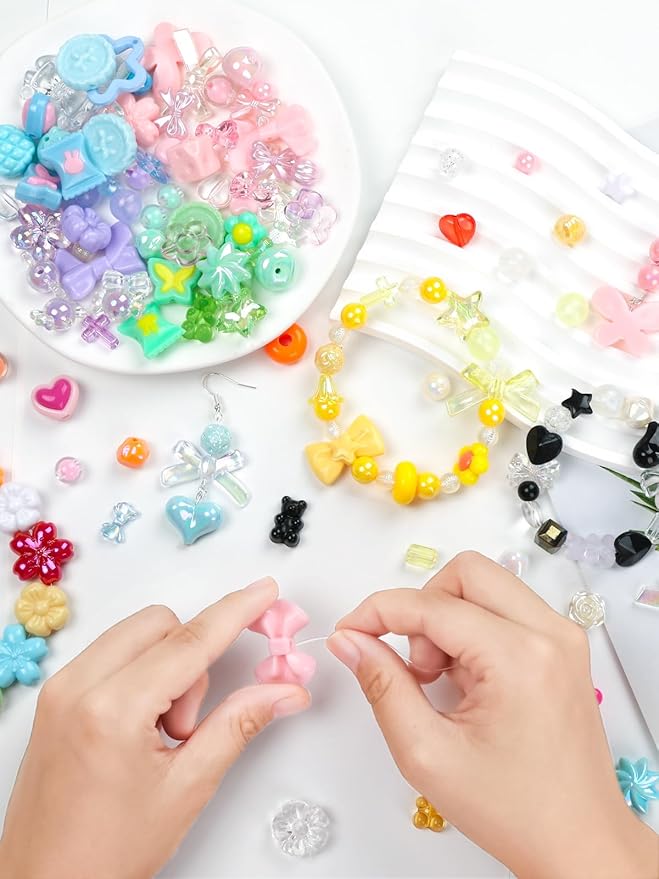 HSONAIGEE 450-540 Pieces Acrylic Beads for Bracelet Making, Assorted 9 Colors Cute Beads Charms Jewelry Making Kit Flower Heart Gummy Bear Star Beads for DIY Crafts Phone Charms Necklace Keychains