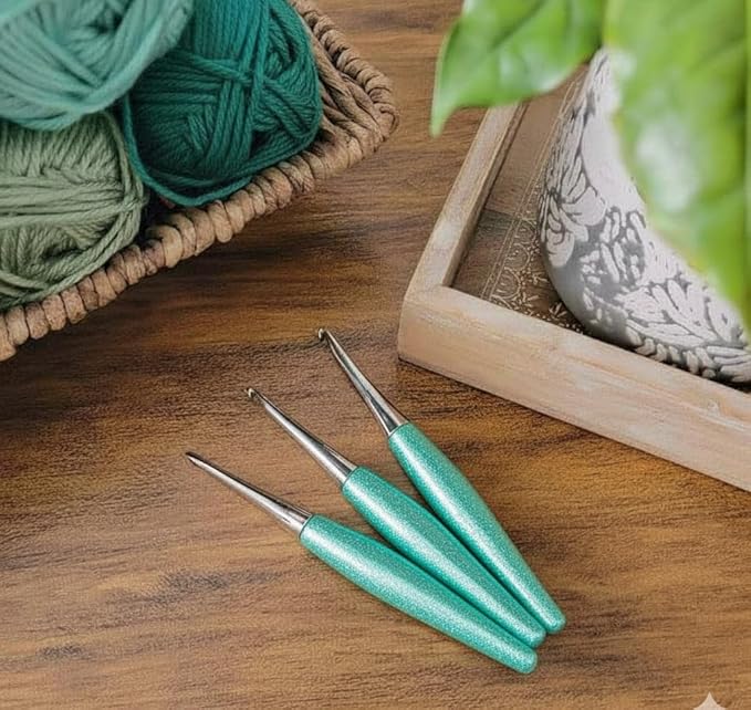 Furls Crochet Hook, Odyssey Turquoise, Nickel Plated Tip for Effortless Glide, Ergonomic Handle Crochet Hooks 7" (Odyssey - Turquoise, (G+) 4.50MM)
