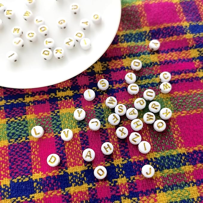 Amaney 1000pcs Gold Letter Beads 7×4mm White Round Acrylic with Alphabet for Jewelry Making Bracelets Necklaces Key Chains