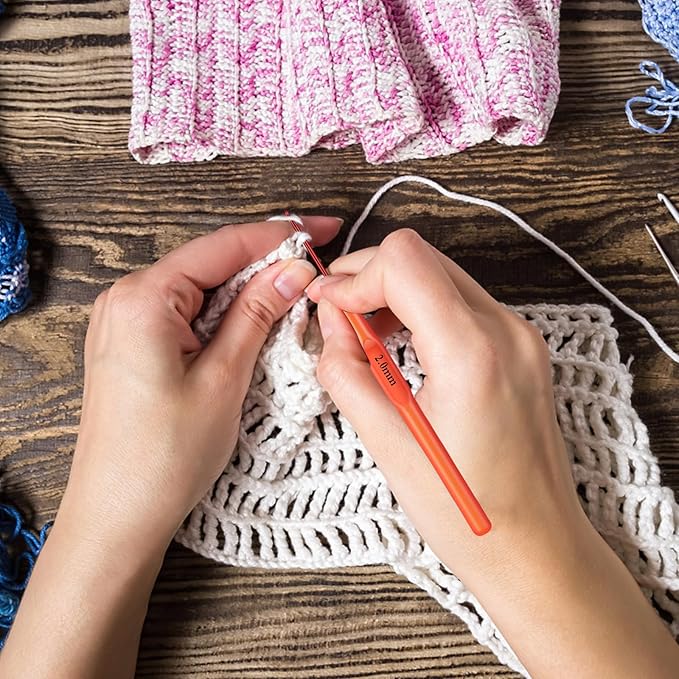 Ergonomic Crochet Hook, Crochet Needles, Ergonomic Handle Crochet Hook, Colorful Soft Handle Knitting Needles, Suitable for Beginners and Experienced Crochet Enthusiasts (5.0mm)