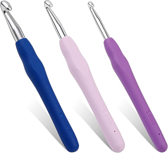 3 Sizes Crochet Hooks,Ergonomic Arthritis Handle,5.5 inch Long Beginner's Knitting Needle and Color Soft Handle Smooth Knitting Needle DIY Knitting Kit for Knitting Sweaters,Scarves and Hats
