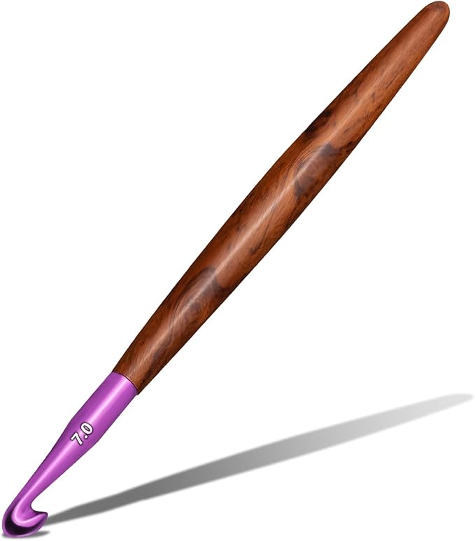Giwrmu Crochet Hooks, 7mm Ergonomic Crochet Hook, Available in 3mm-7mm, Colored Aluminum Crochet Hook with Wooden Handle Crochet Needle for Arthritic Hands Crocheting Yarn
