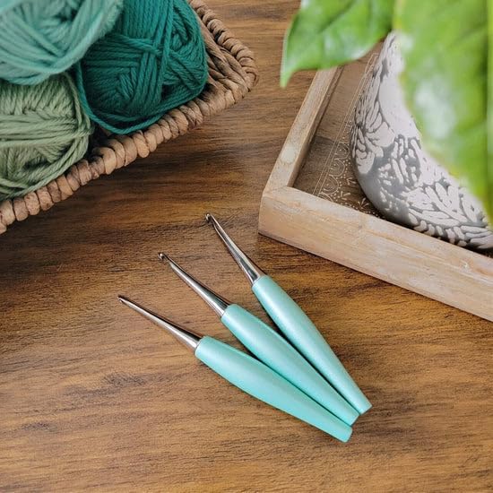 Furls Crochet Hook, Odyssey Mint Green, Nickel Plated Tip for Effortless Glide, Ergonomic Handle Crochet Hooks 7" (L - 7.0MM)