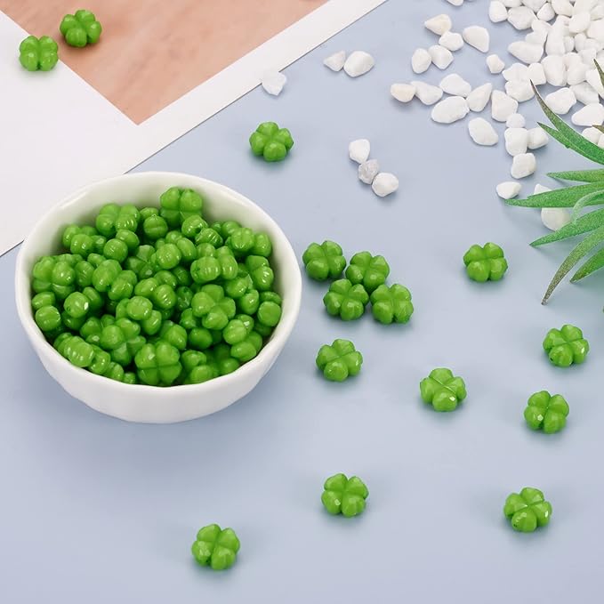 FASHEWELRY 100pcs Acrylic Clover Beads Acrylic St. Patrick's Day Beads Four Leaf Clover Beads Green Shamrock Loose Beads for Bracelets Necklaces Key Chains Jewelry Making