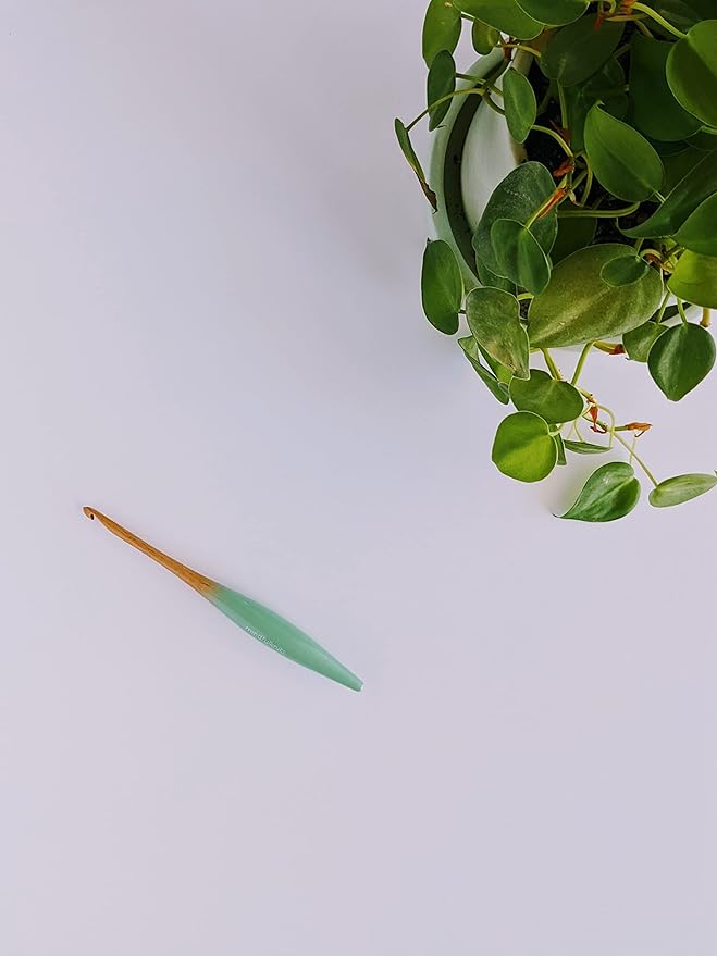 mindfulknits Premium Ergonomic Beech Wood Crochet Hook – Size US H, 5mm – 15cm Length – Wooden Crochet Hook - Knitting & Crochet Supplies for Crafting Relaxation & Stress Relief (5mm)