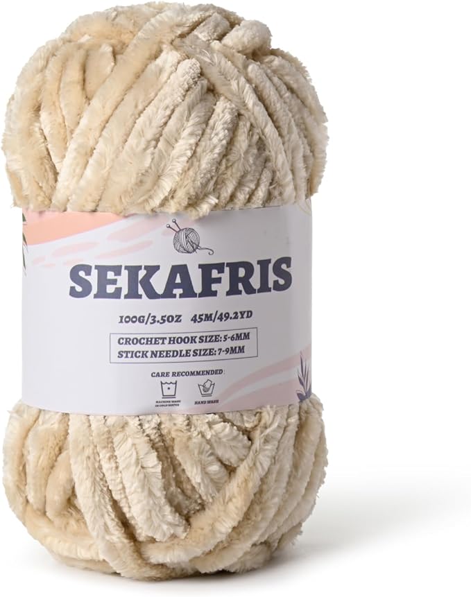 Fuzzy Chunky Chenille Yarn for Crocheting，Soft Plush Yarn for Hand Knitting，Bulky 100 g（49.2 yd） Baby Blanket Yarn for Crocheting Amigurumi Yarns，Crochet Fluffy Velvet Yarn (Beige)