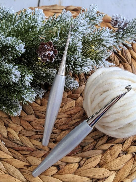 Furls Crochet Hook, Odyssey Silver, Nickel Plated Tip for Effortless Glide, Ergonomic Handle Crochet Hooks 7" (Odyssey Silver, I - 5.50MM)