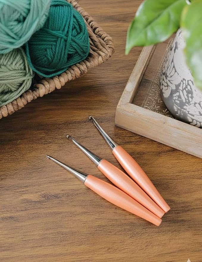 Furls Crochet Hook, Odyssey Peach, Nickel Plated Tip for Effortless Glide, Ergonomic Handle Crochet Hooks 7" (Odyssey - Peach, I - 5.50MM)