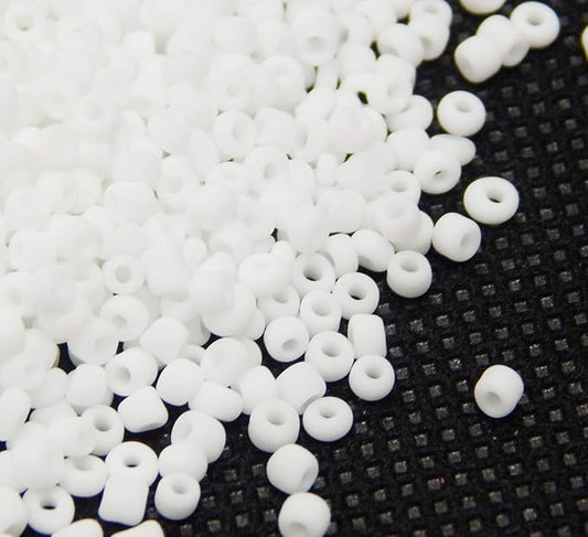 Perlin Glass Seed Beads 4mm 6/0 Round 1100pcs Mini Small Pony Spacer Beads Kit for Jewelry Making Earrings Bracelets Pendants Waist DIY Handmade (White Opaque)