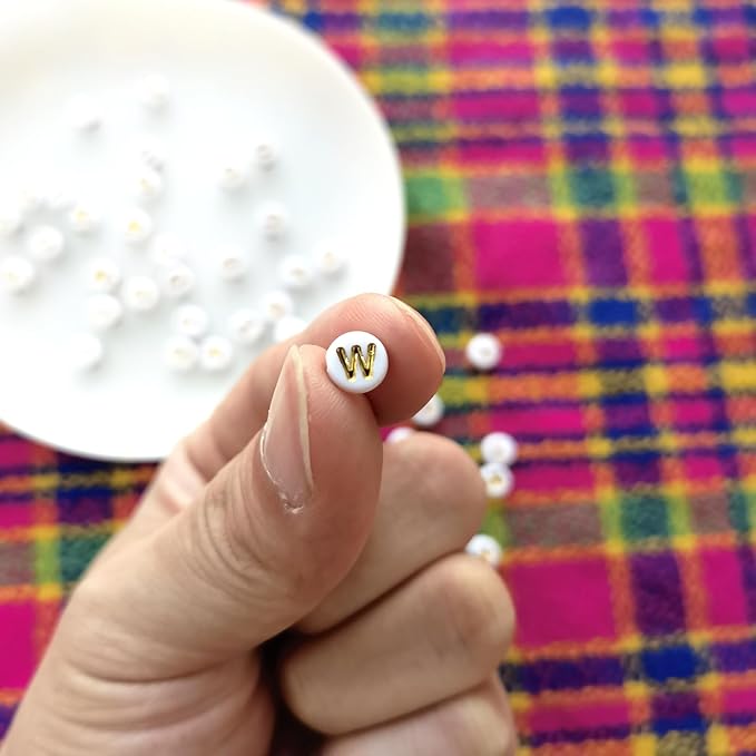 Amaney 1000pcs Gold Letter Beads 7×4mm White Round Acrylic with Alphabet for Jewelry Making Bracelets Necklaces Key Chains