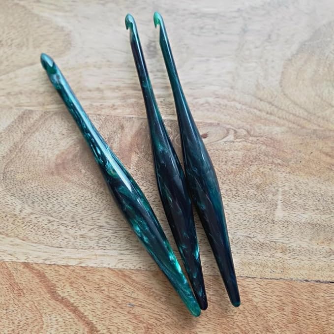 Furls Crochet Hook, Limited Edition Vixen Streamline Resin, Ergonomic Handle Crochet Hooks 7" (Vixen, I - 5.50MM)