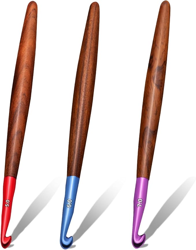 Giwrmu Crochet Hooks Set, Ergonomic Crochet Hooks 3 Pcs, Colored Aluminum Crochet Hook with Wooden Handle for Arthritic Hands Crocheted Bags, Blankets, Knitted Dolls -5.0mm/6.0mm/7.0mm