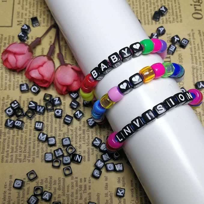 Amaney 810pcs Black Letter Beads 6x6mm Cube Acrylic Alphabet Beads and Cristal Line for Jewelry Making Bracelets Necklaces Key Chains