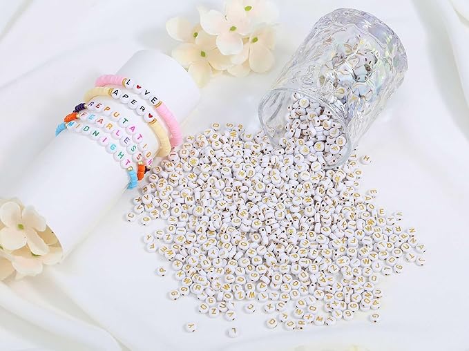 LAIDANLA 1500PCS Acrylic Letter Beads Alphabet Gold Letters White Round Bead 7×4mm for Jewelry Bracelets Necklaces Key Chains Making