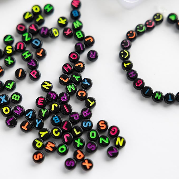 nikkiGuo 1250 PCS Letter Beads Kit with Elastic Cord – Alphabet A–Z, Numbers, Heart, Moon, Star, Smiley Beads for Friendship Bracelets & DIY Jewelry (Black Beats & Colorful Letters)