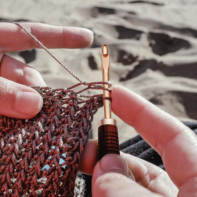 KnitPro Oasis Chunky Crochet Set - 1 Wooden Handle, 7 Hooks in Sizes 5.5mm to 10mm, 1 Rose Gold Scissors, 1 Tape Measure, 10 Metal Locking Stitch Markers, 1 Gripper