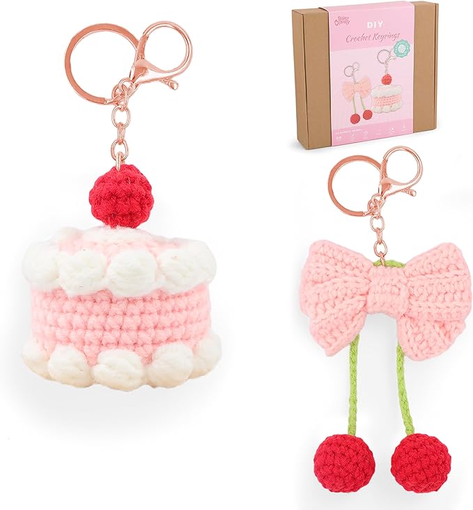 HOUSE CREATIVITY Crochet Keychain Kit for Beginners – Make 2 Cute Cake & Bow Charms, Amigurumi Crochet Starter Kit with Video Tutorial, Yarn & Keyring, DIY Bag Charm Gift