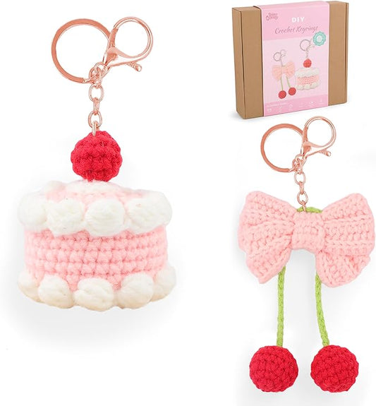 HOUSE CREATIVITY Crochet Keychain Kit for Beginners – Make 2 Cute Cake & Bow Charms, Amigurumi Crochet Starter Kit with Video Tutorial, Yarn & Keyring, DIY Bag Charm Gift