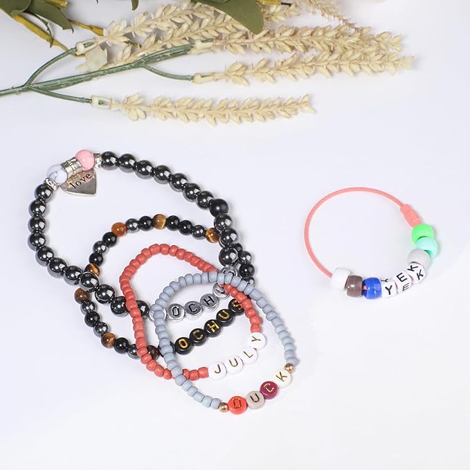 Yochus 1000pcs White Mixed Round Acrylic 4x7mm Gold Alphabet Number Heart Beads for Jewelry Making and DIY Bracelets