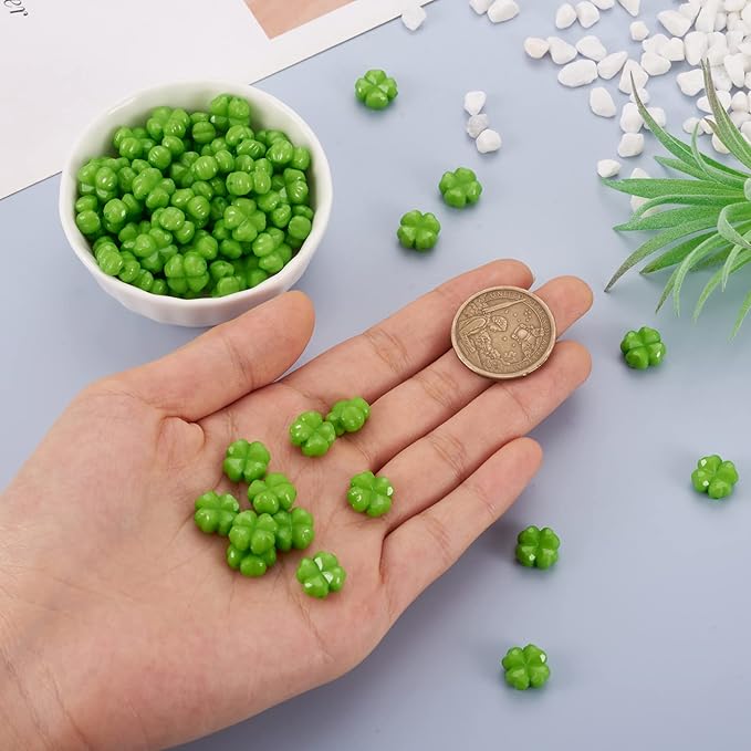 FASHEWELRY 100pcs Acrylic Clover Beads Acrylic St. Patrick's Day Beads Four Leaf Clover Beads Green Shamrock Loose Beads for Bracelets Necklaces Key Chains Jewelry Making