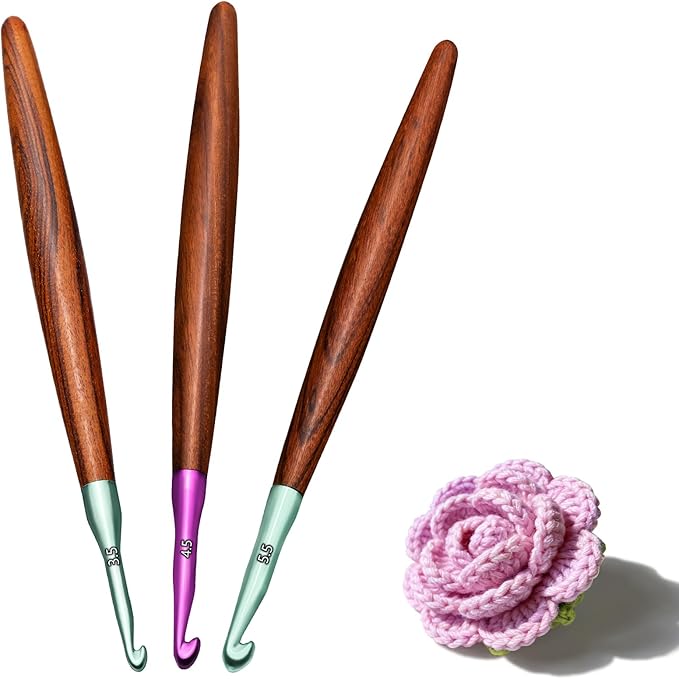 Giwrmu Crochet Hooks Set, Ergonomic Crochet Hooks 3 Pcs, Colored Aluminum Crochet Hook with Wooden Handle for Arthritic Hands Knitted Doll, Gloves, Sweaters, Blankets - 3.5mm/4.5mm/5.5mm