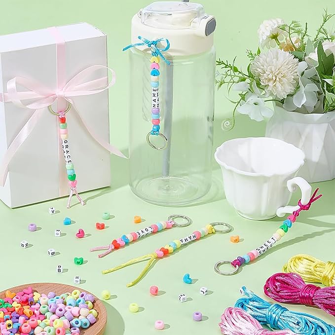 JINJUMEI 566Pcs DIY Beaded Name Tag Keychains Making Kit, Key Chain Making Craft Adjustable Letter Beads String, Beading Craft Supplies for Party Favors (Keyrings)