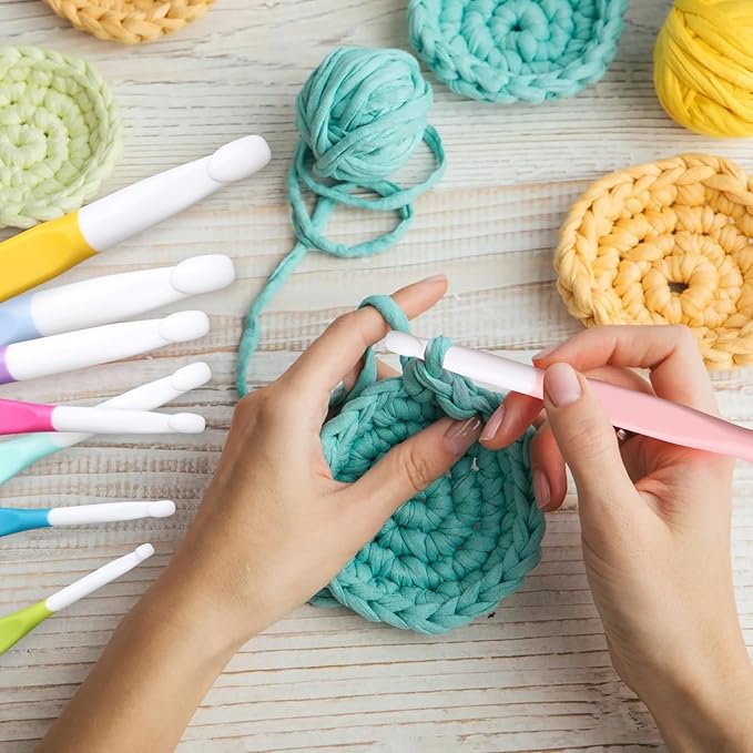 Froggod 8 Sizes Large Crochet Hooks Set, 20mm 15mm 12mm 10mm 9mm 8mm 7mm 6mm Crochet Hooks for Chunky Yarn, Long Ergonomic Crochet Needles with Rubber Handle