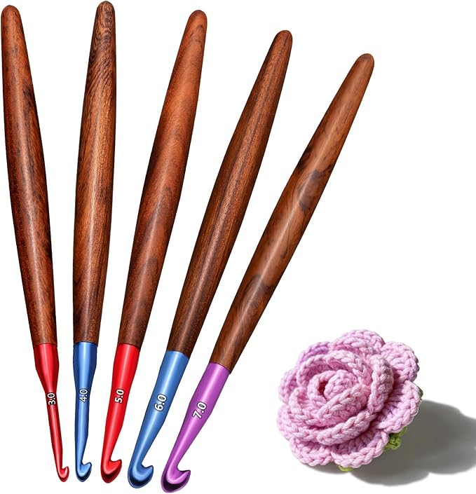 Giwrmu Crochet Hooks Set, 5 Pcs Ergonomic Crochet Hooks, Colored Aluminum Crochet Hook with Wooden Handle for Arthritic Hands Knitted Dolls, Gloves, Sweaters, Blankets - 3.0mm/4.0mm/5.0mm/6.0mm/7.0mm