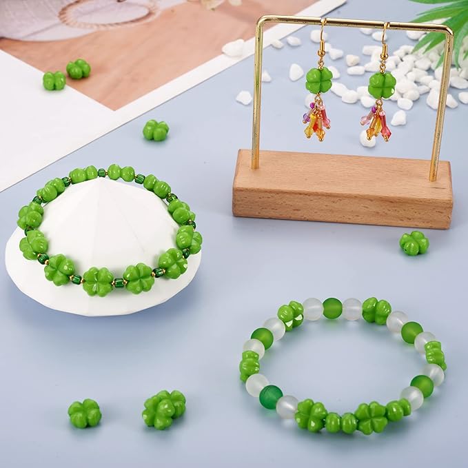 FASHEWELRY 100pcs Acrylic Clover Beads Acrylic St. Patrick's Day Beads Four Leaf Clover Beads Green Shamrock Loose Beads for Bracelets Necklaces Key Chains Jewelry Making