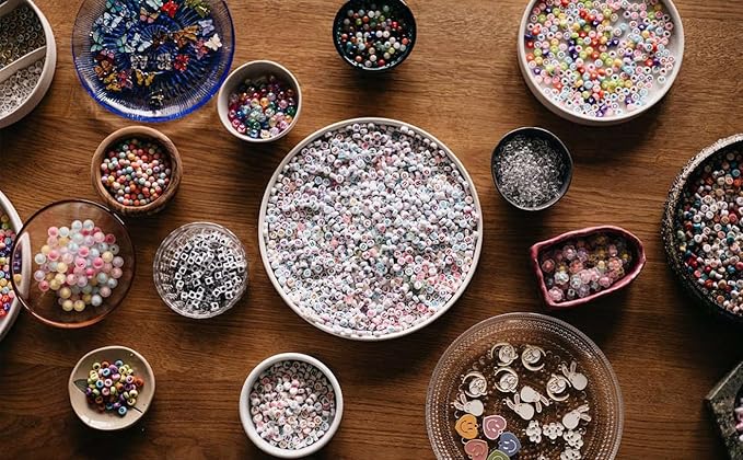 LAIDANLA 1500PCS Acrylic Letter Beads Alphabet White Letters Black Round Bead 7×4mm for Jewelry Bracelets Necklaces Key Chains Making