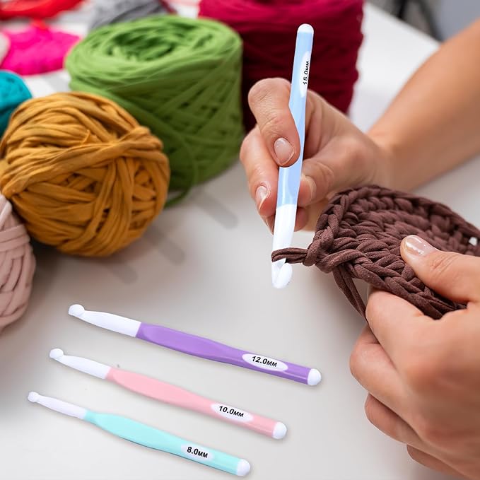 Ptwola 4 Pcs Large Size Crochet Hooks 8mm 10mm 12mm 15mm Rubber Handle Crochet Needles Set Plastic Chunky Yarn Weaving Knitting Ergonomic Hook Tool for Blankets Shawl Carpet DIY Craft Scarf