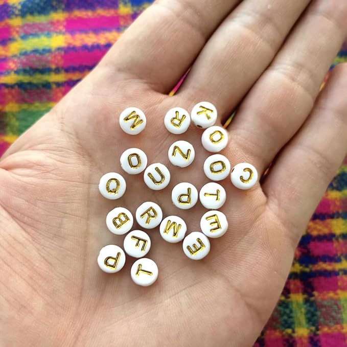 Amaney 1000pcs Gold Letter Beads 7×4mm White Round Acrylic with Alphabet for Jewelry Making Bracelets Necklaces Key Chains