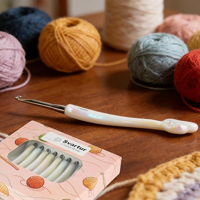 Svartur 9PCS Crochet Hooks Set 2.5mm–7mm (C–J), Ergonomic Resin Handle Crochet Needles with Aluminum Tips, Easy Grip for Pencil & Knife Hold, Smooth Crochet Hooks for Beginners & Arthritic Hands