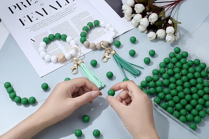 MAIBAOTA 120 Pcs Christmas Green Silicone Beads 15 mm for Keychain/Pens/Bracelet/Necklace Making Round Silicone Bulk Kits