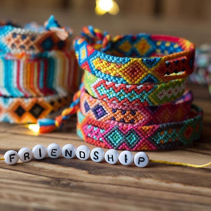 Peirich Friendship Bracelet Making Beads Kit, Letter Beads,22 Multi-Color Embroidery Floss Over 1900 pcs A-Z Alphabet Beads Beads Bracelets String Kit for Jewelry Making Christmas Birthday Gifts
