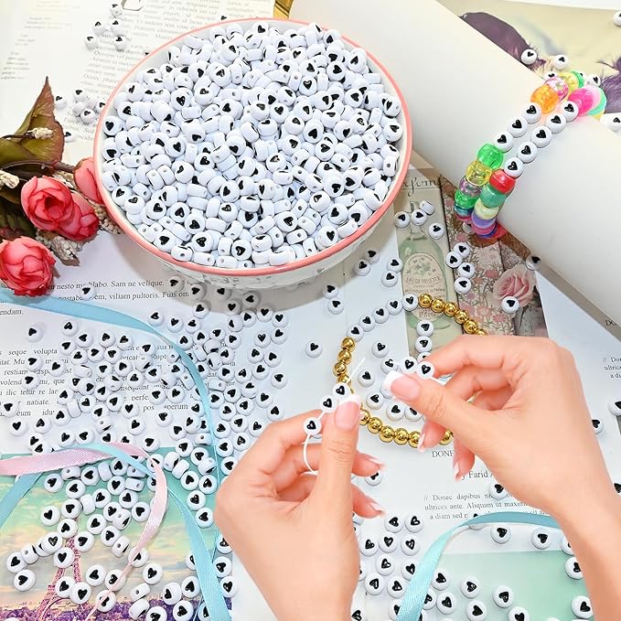 Amaney 500Pcs 7x4mm White Acrylic Black Heart sheap Round Beads Mixed Colors Plastic Loose Beads for Jewelry Making Bracelets Necklaces Key Chains
