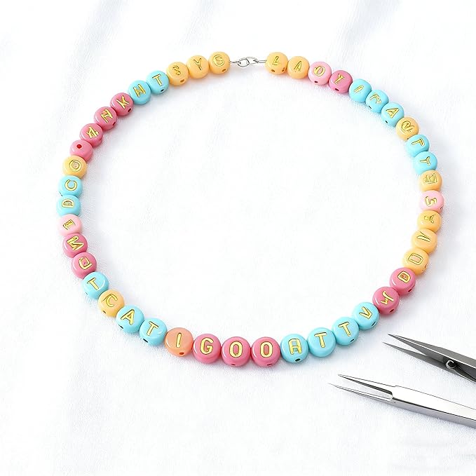 nikkiGuo 1250pcs 4x7mm White Round Acrylic Alphabet Beads A-Z Heart Beads with Numbers Crystal Line for Jewelry Bracelet, Necklace and Key Chains (Flat Round Color Plus Gold)