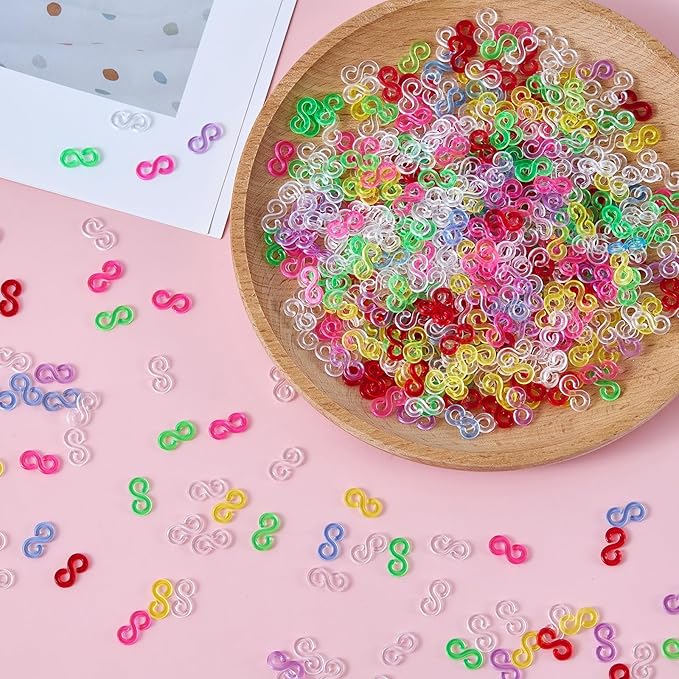 XIYAOXI 600Pcs S Clips Plastic Bracelet Connectors - Clear 300 + Colorful 300 Loom Accessories for Rubber Band Bracelet Making Kit, DIY Crafts Creative Projects Rainbow Loom Charms