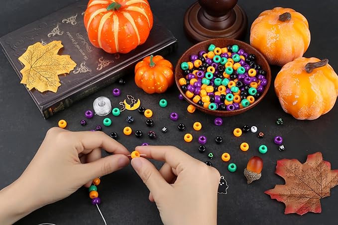 Sahoottie 640 Pcs Halloween Bracelet Kit, Halloween Beads for Bracelet Jewelry Making Kit, Orange Black Green Purple Pony Beads for DIY Craft Necklace Charm