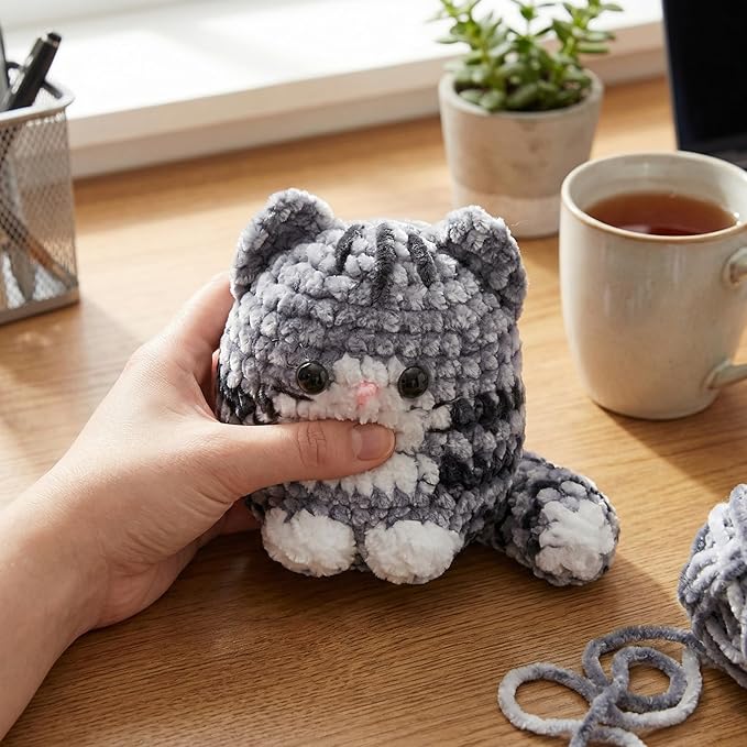 HOUSE CREATIVITY Chenille Crochet Kit for Beginners, Make 2 Ultra-Soft Cat Plushies, Amigurumi Crochet Starter Kit with Video Tutorial, Plush DIY Craft Kit with Chenille Yarn, Hook, Eyes & Stuffing