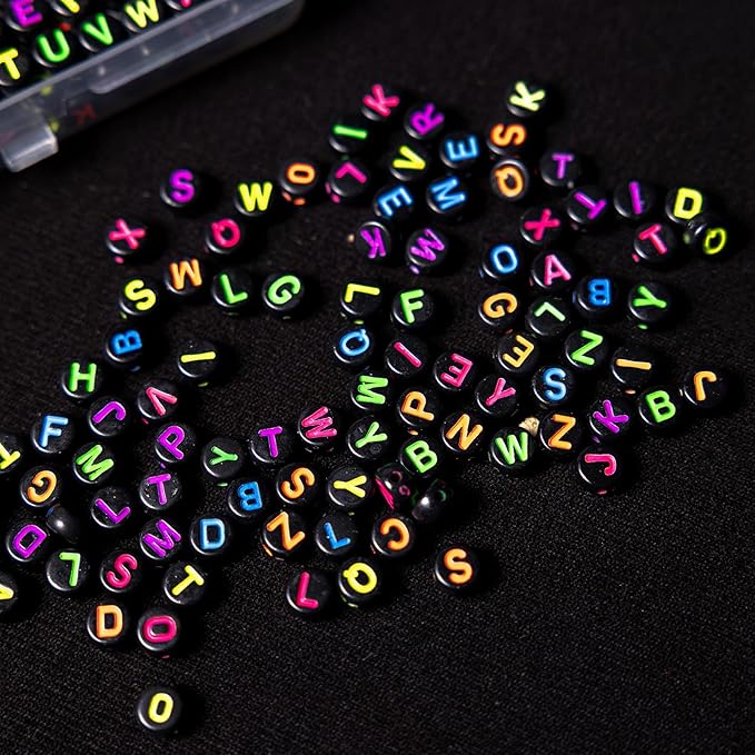 nikkiGuo 1250 PCS Letter Beads Kit with Elastic Cord – Alphabet A–Z, Numbers, Heart, Moon, Star, Smiley Beads for Friendship Bracelets & DIY Jewelry (Black Beats & Colorful Letters)