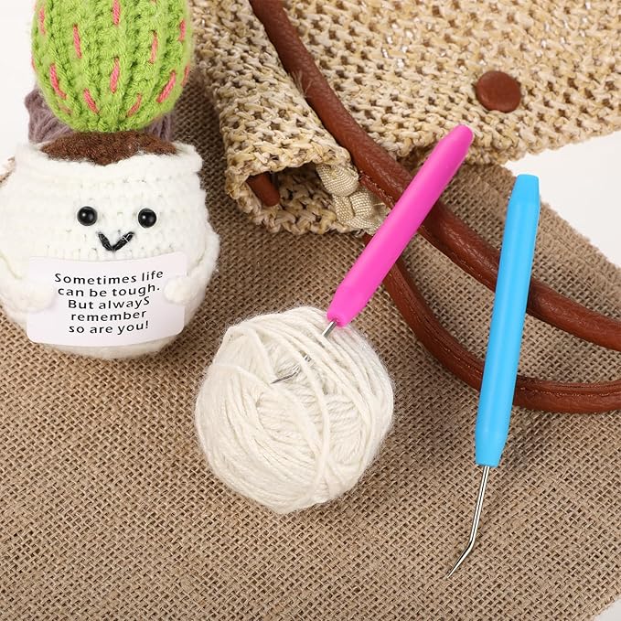 Knitting Loom Hook Pick Tool Crochet Needle Hook Set with Handle Knitting Board Matching Hook Needles with Convenient Rubber Handles for Beginners Knittings Knitter Craft, 4 Pcs(Blue, Red)