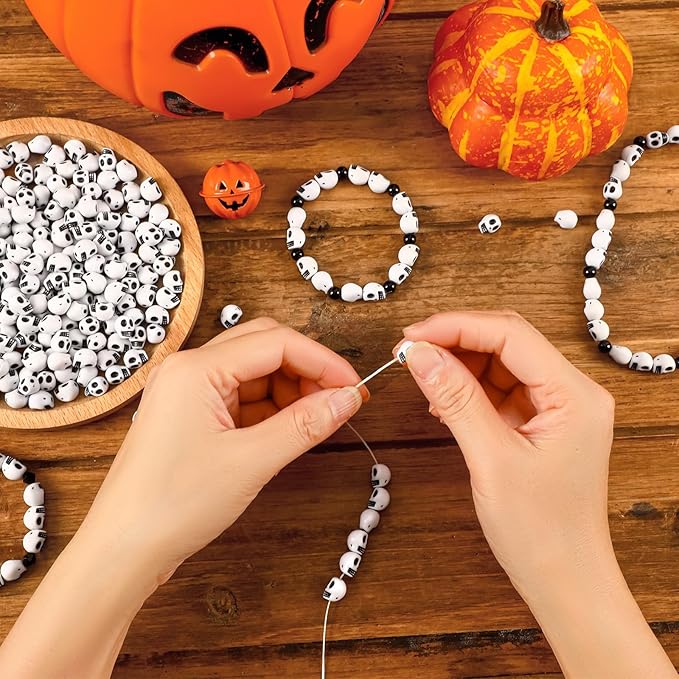 Augshy 700 Pcs Halloween Skull Beads, Black White Skeleton Skull Head Shape Acrylic Beads for Jewelry Making Bracelets Necklaces Key Chain Halloween Home Party Decor (8×10 mm)